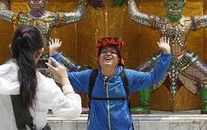 Trung Quốc "lôi" du khách mở cửa thoát hiểm máy bay ra tòa